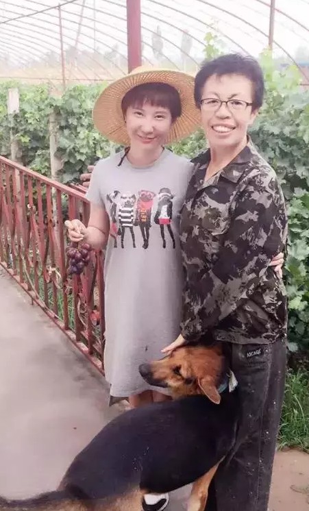 九月兰山李阿姨(右)