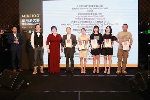 2016WINE100葡萄酒大赛评委会联合主席赵凤仪与评委万雨农为获奖酒颁奖