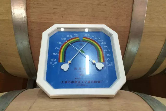 酒窖温度保持在18度,湿度70%