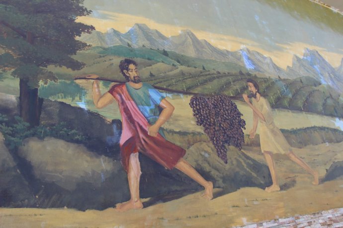 酒庄墙上的壁画（两个探子，旁边是生命树-取意于《旧约.圣经》）