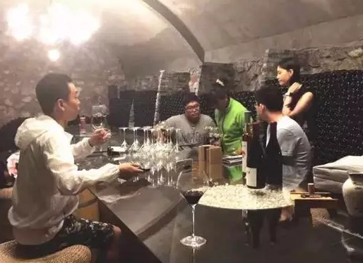 笔者(左)在博纳佰馥酒庄品酒
