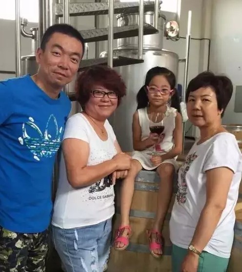 笔者与迦南美地王方(左2)