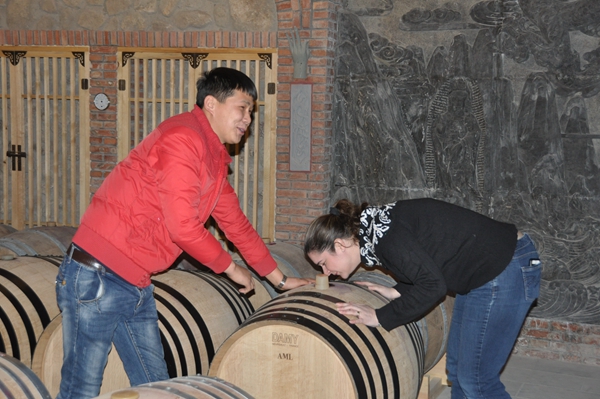 诺瓦和酿酒师吴鹏查看葡萄酒入桶情况