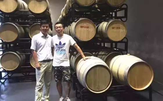 笔者与立兰酒庄总经理邵青松(左)