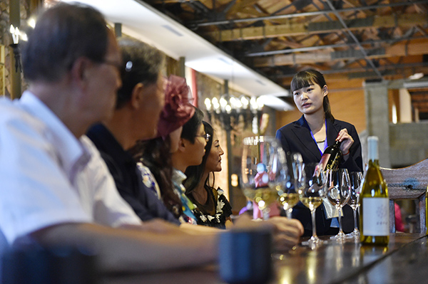 宁夏贺兰山东麓志辉源石酒庄工作人员在向游客讲解葡萄酒知识