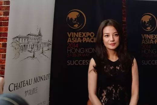 2011年,女星赵薇买下波尔多右岸著名的酒庄小镇圣爱美浓的一座酒庄。 2011年,女星赵薇买下波尔多右岸著名的酒庄小镇圣爱美浓的一座酒庄。